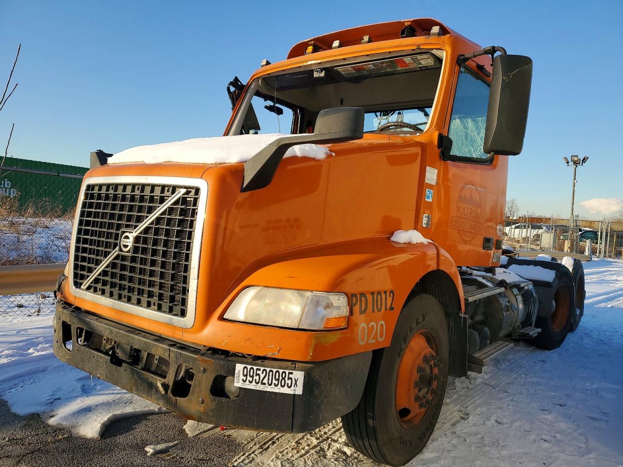 2015 VOLVO VNM — photo 2