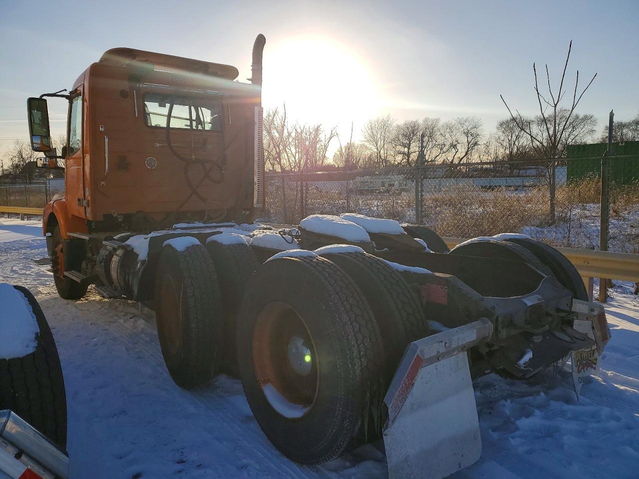 2015 VOLVO VNM — photo 3