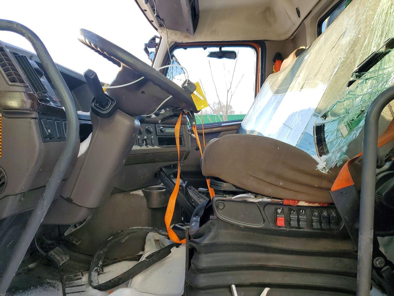 2015 VOLVO VNM — photo 5