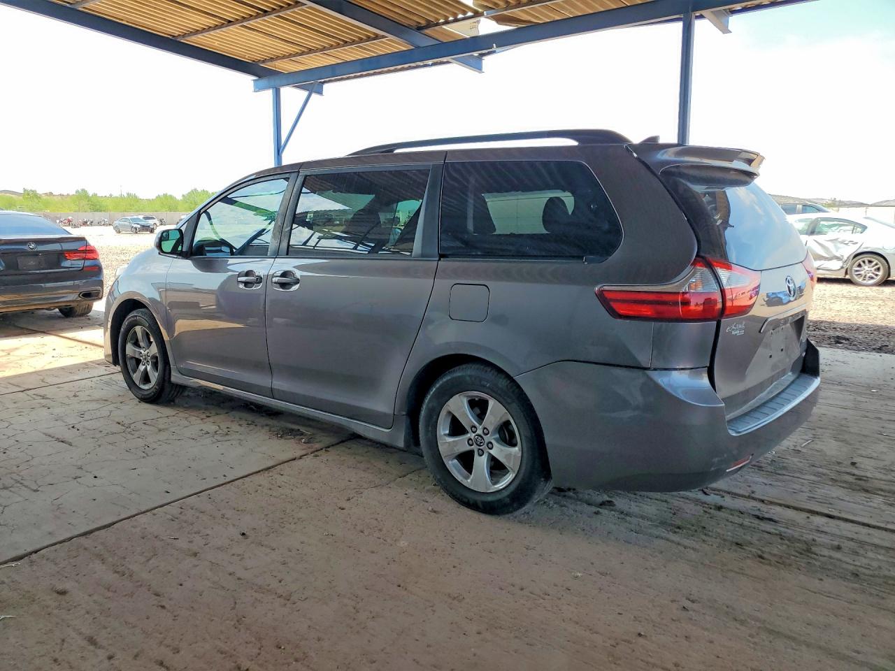 2019 TOYOTA SIENNA LE — снимка 2