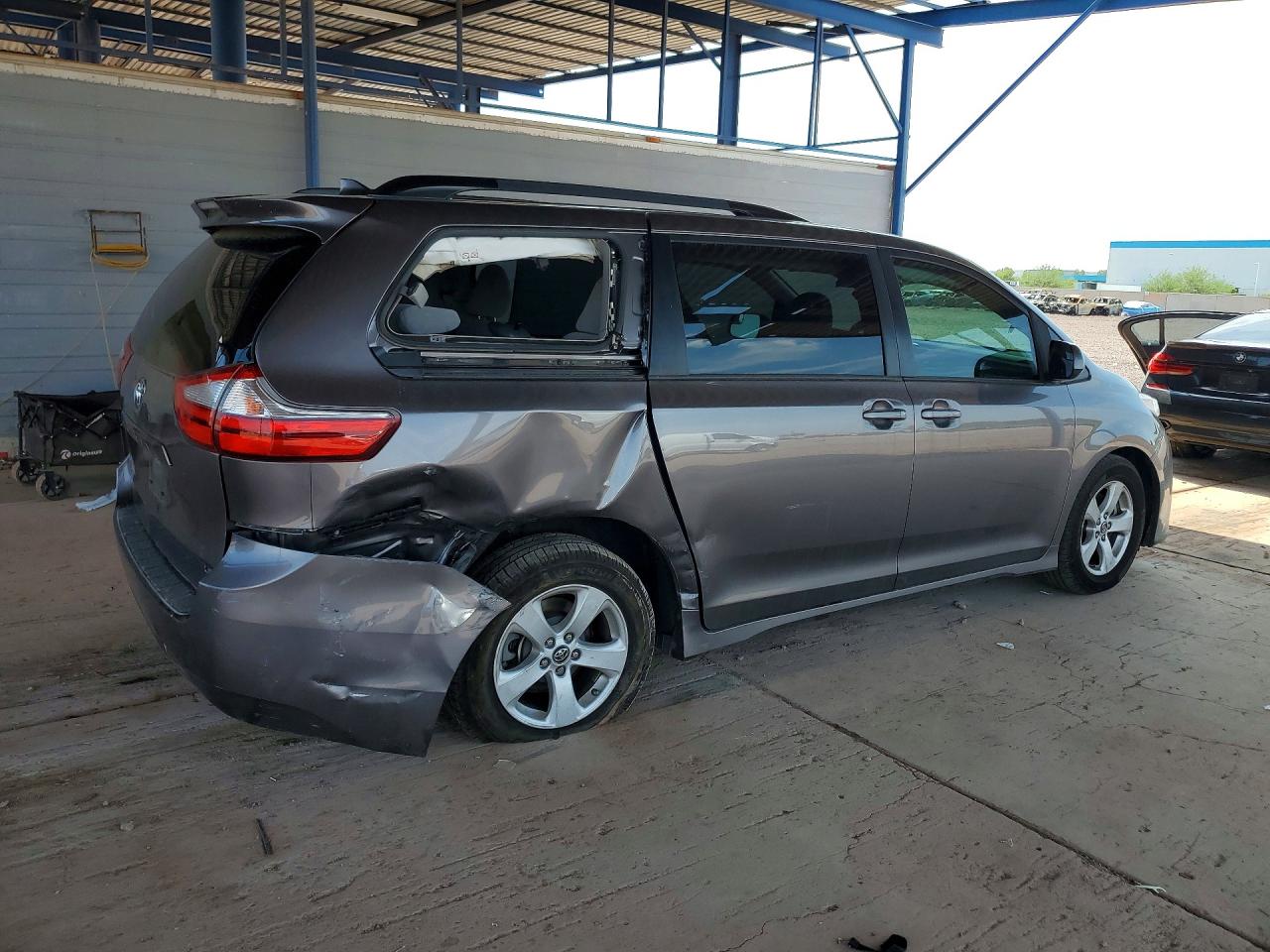 2019 TOYOTA SIENNA LE — снимка 3