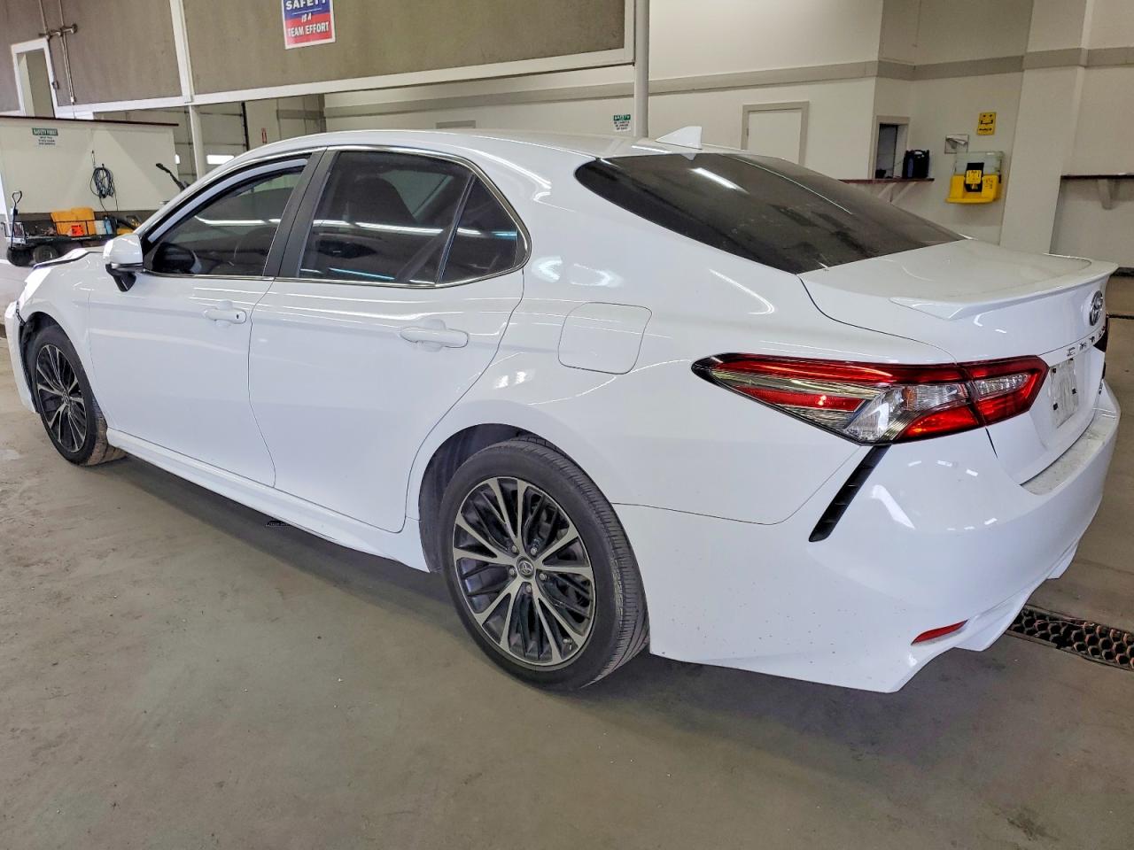 2019 TOYOTA CAMRY L — снимка 2