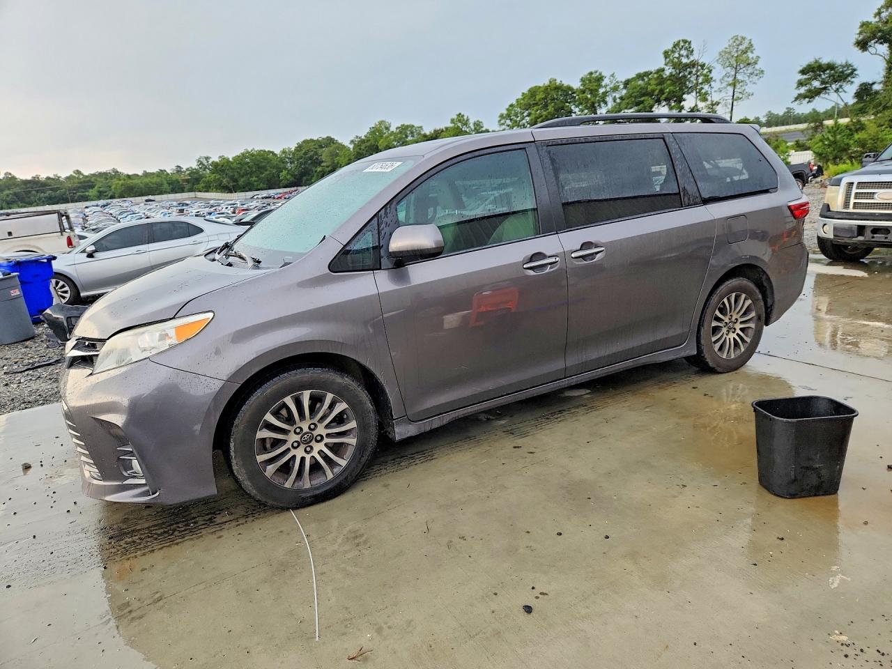 2018 TOYOTA SIENNA XLE 8-PASSENGER