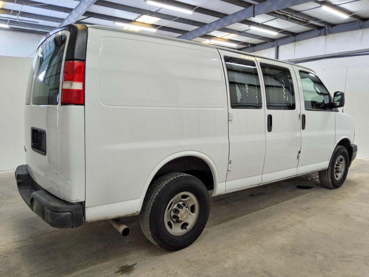 2022 CHEVROLET EXPRESS G2500 — снимка 3