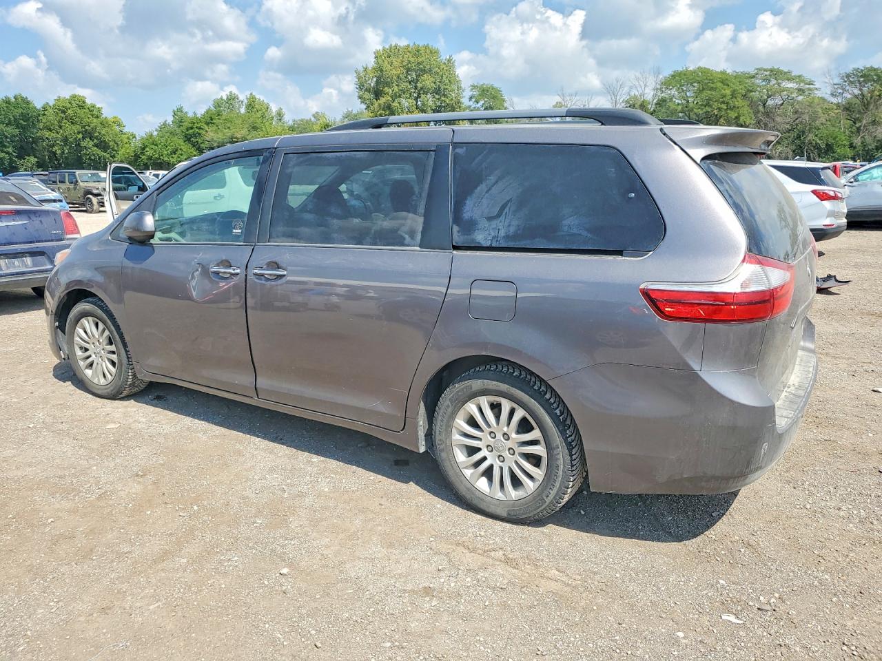 2017 TOYOTA SIENNA XLE PREMIUM 8-PASSENGER — снимка 2
