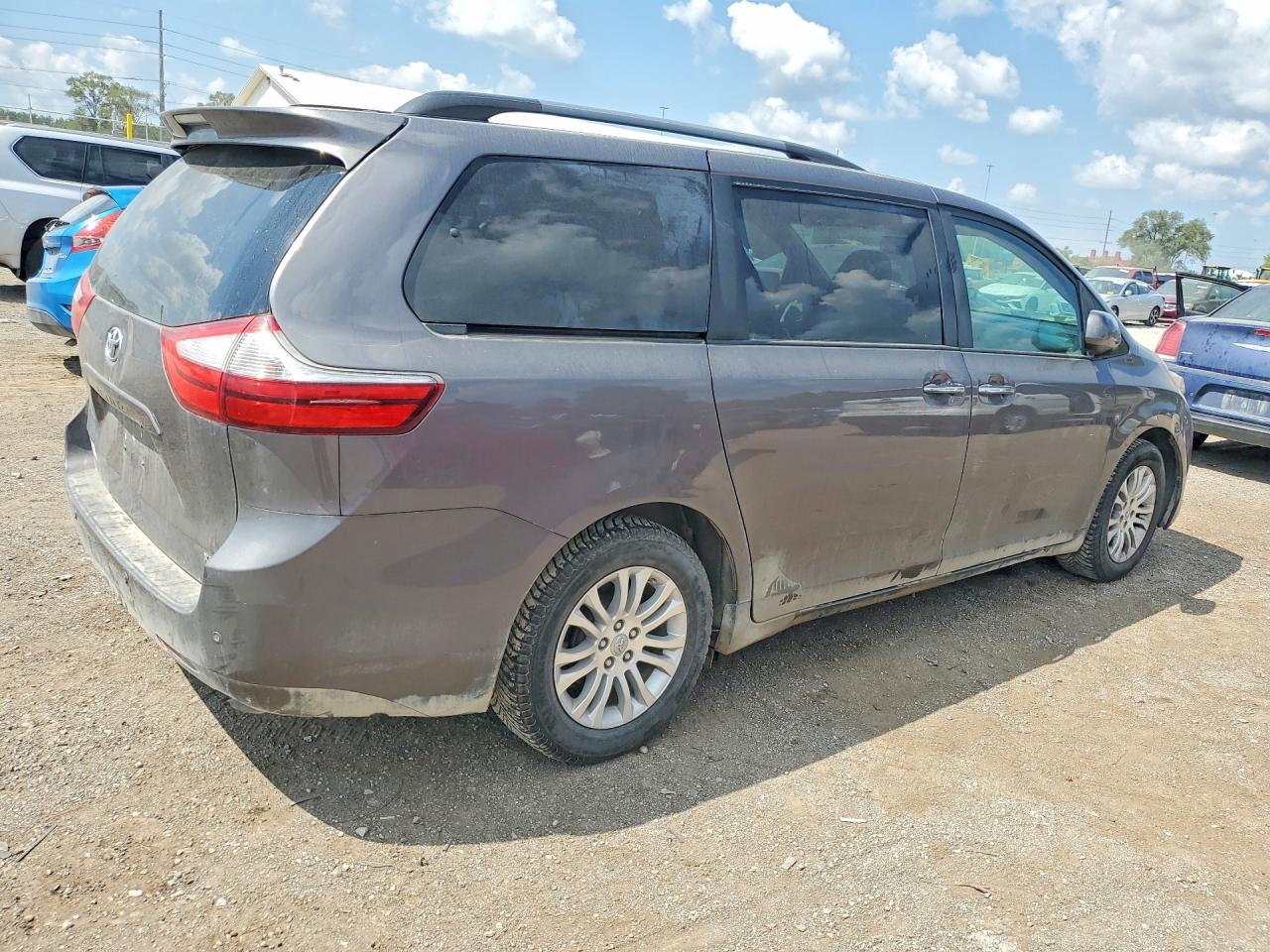 2017 TOYOTA SIENNA XLE PREMIUM 8-PASSENGER — снимка 3