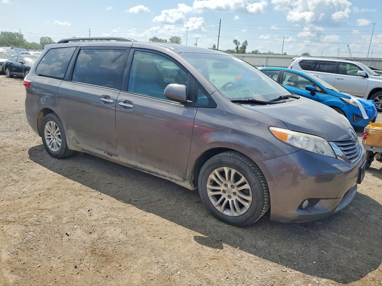 2017 TOYOTA SIENNA XLE PREMIUM 8-PASSENGER — снимка 4
