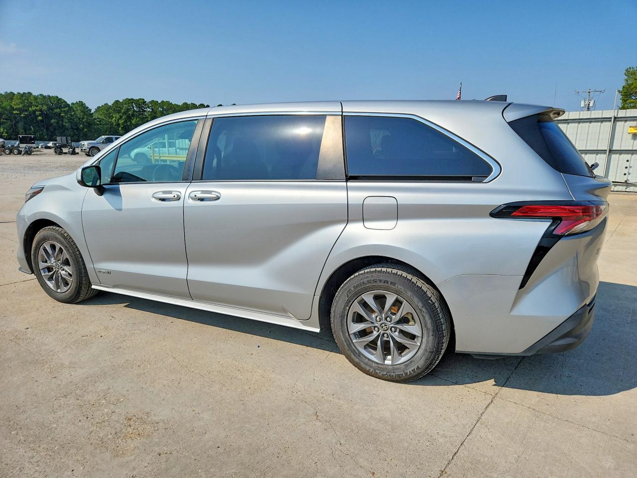 2021 TOYOTA SIENNA LE — снимка 2
