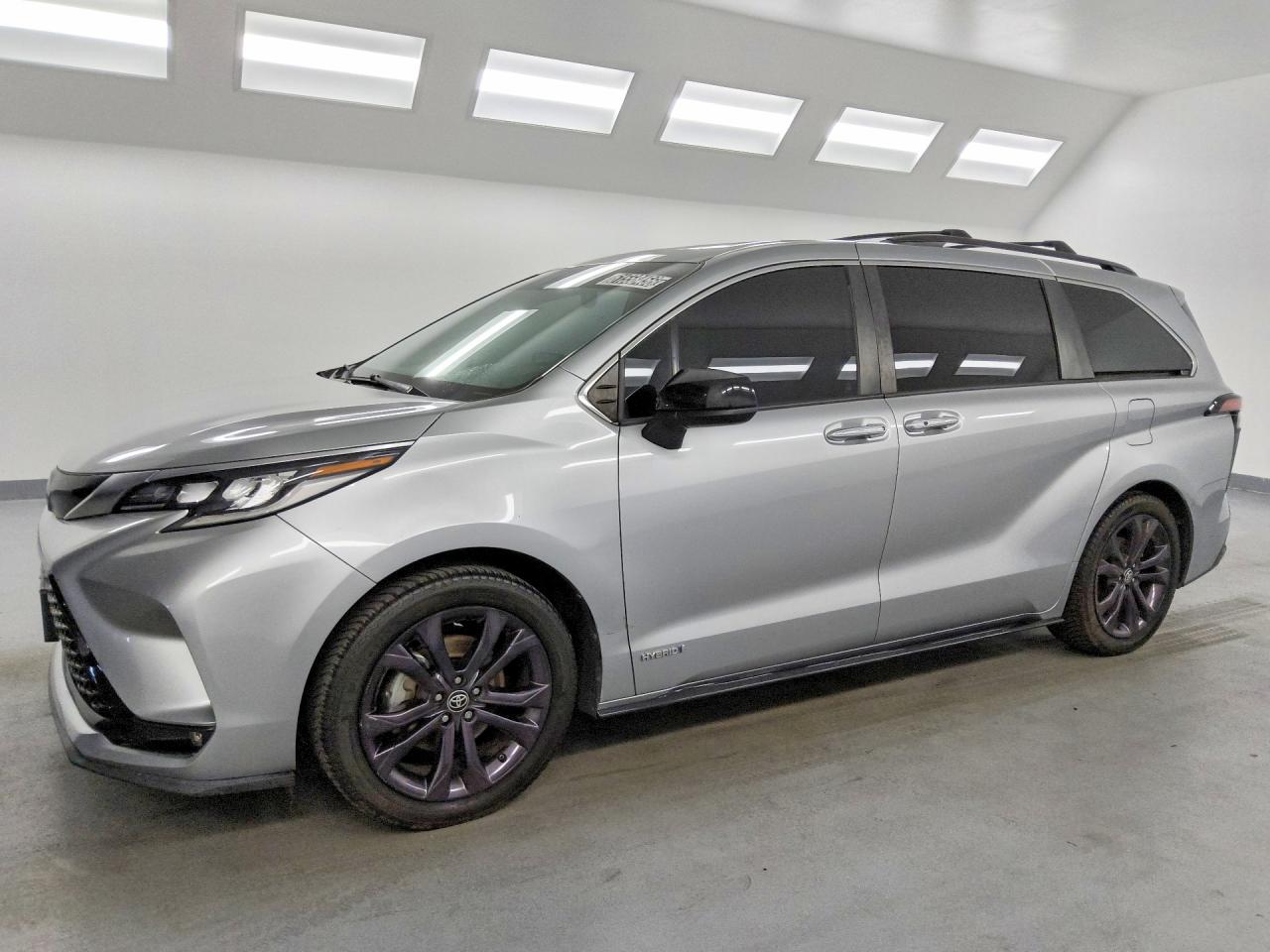 2021 TOYOTA SIENNA XSE