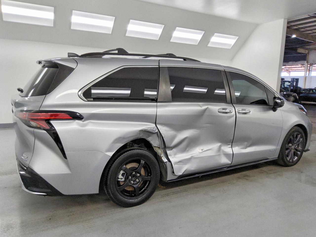 2021 TOYOTA SIENNA XSE — снимка 3
