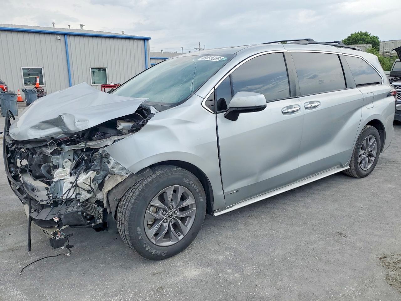 2021 TOYOTA SIENNA XLE