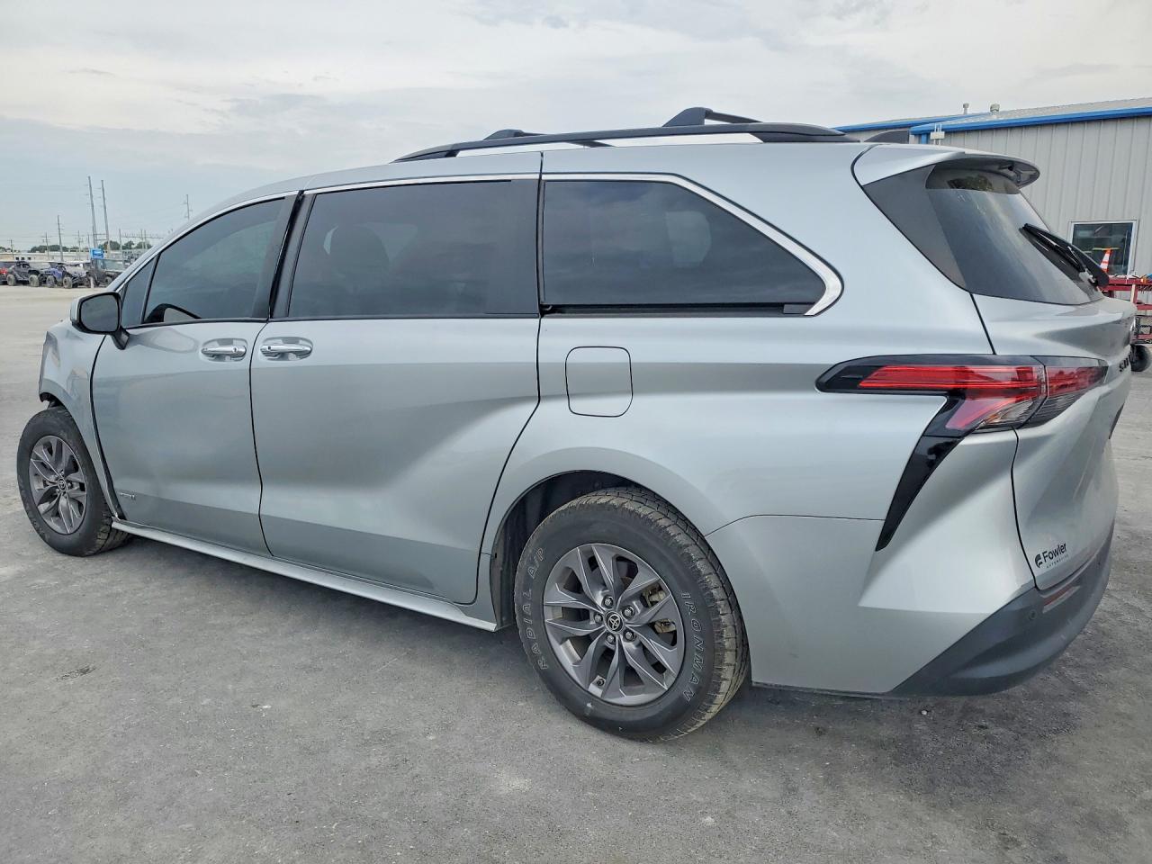 2021 TOYOTA SIENNA XLE — снимка 2