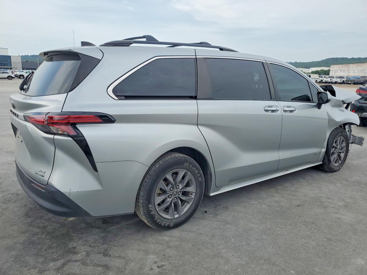 2021 TOYOTA SIENNA XLE — снимка 3