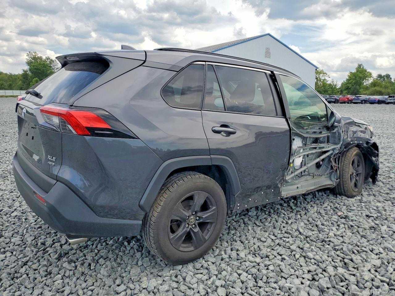 2020 TOYOTA RAV4 XLE — снимка 3