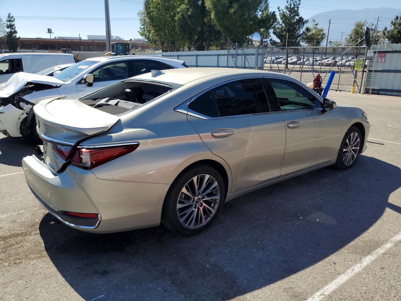 2020 LEXUS ES 300H — снимка 3