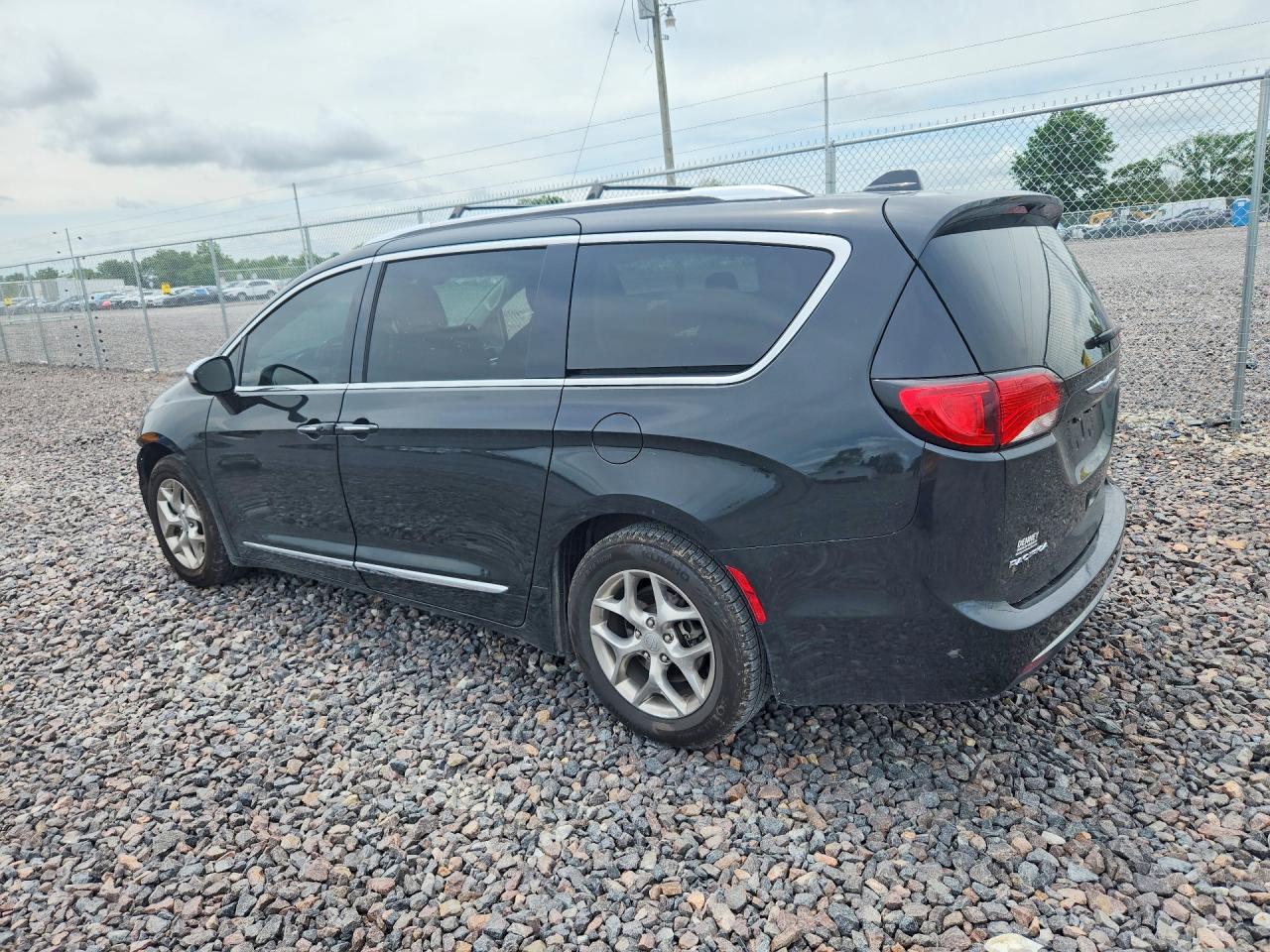 2019 CHRYSLER PACIFICA LIMITED — снимка 2