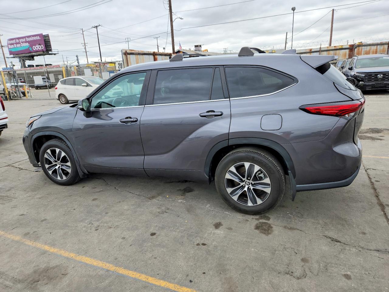 2023 TOYOTA HIGHLANDER XLE — снимка 2