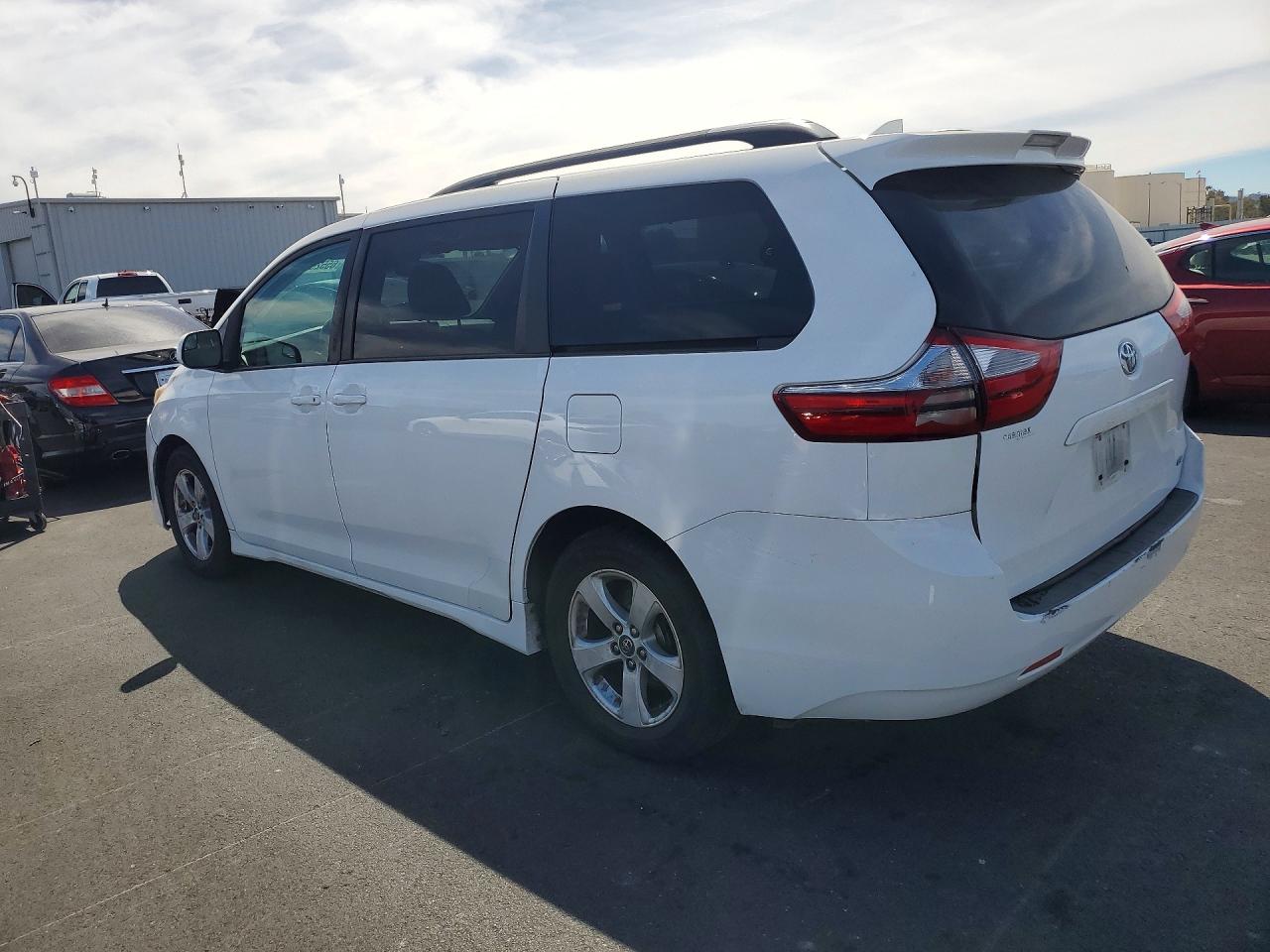 2019 TOYOTA SIENNA LE — снимка 2