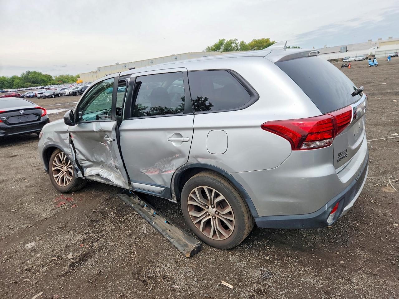 2018 MITSUBISHI OUTLANDER SE — снимка 2