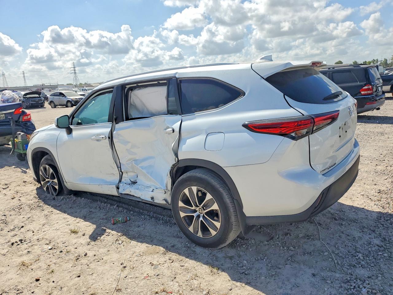2023 TOYOTA HIGHLANDER XLE — снимка 2