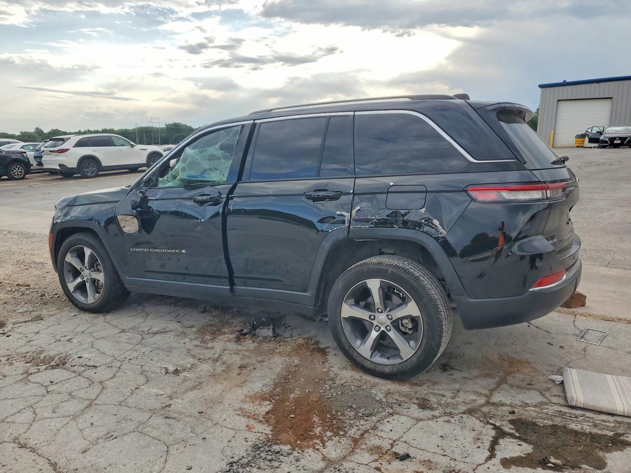 2023 JEEP GRAND CHEROKEE LIMITED — снимка 2