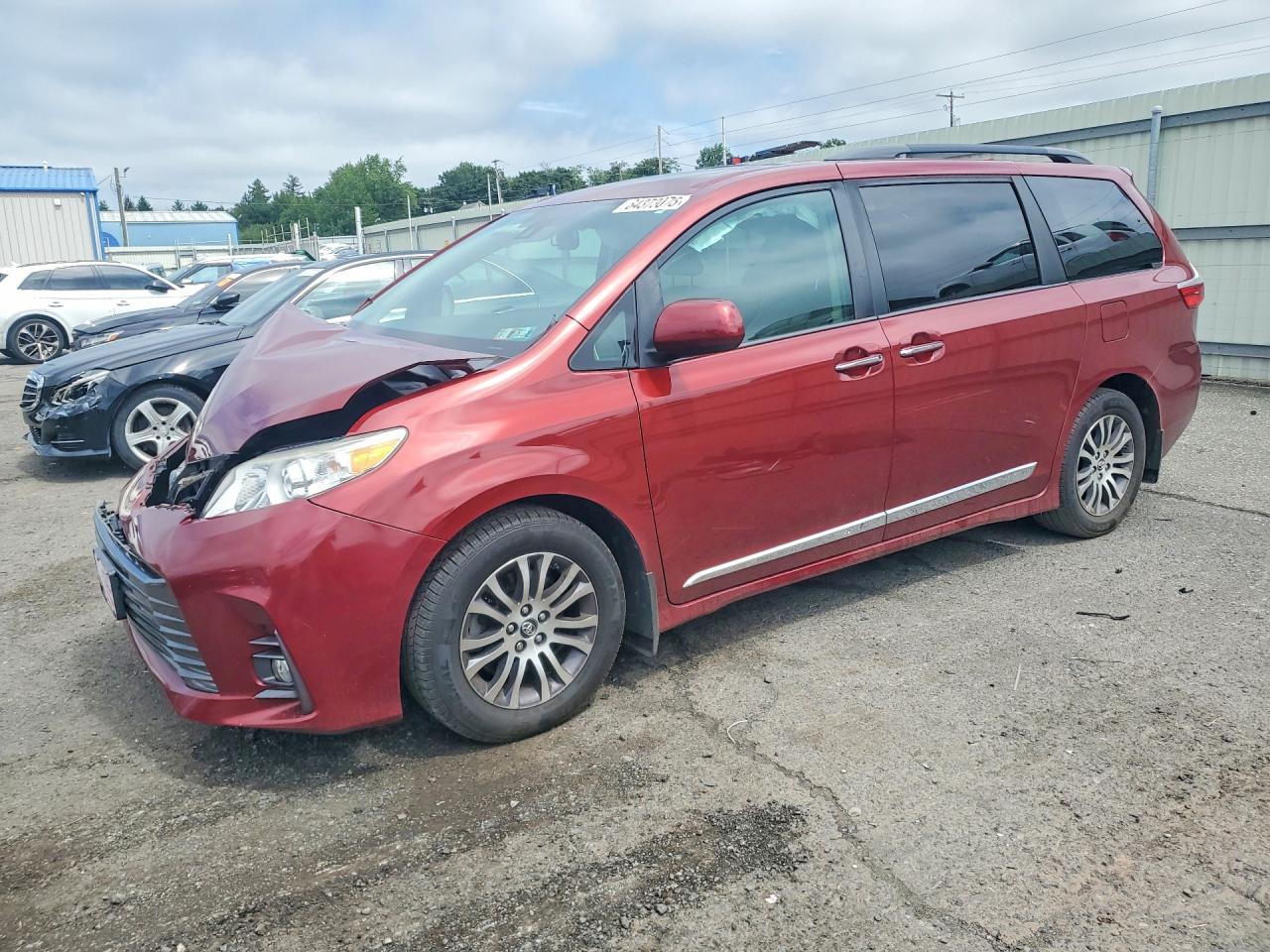 2018 TOYOTA SIENNA XLE 8-PASSENGER