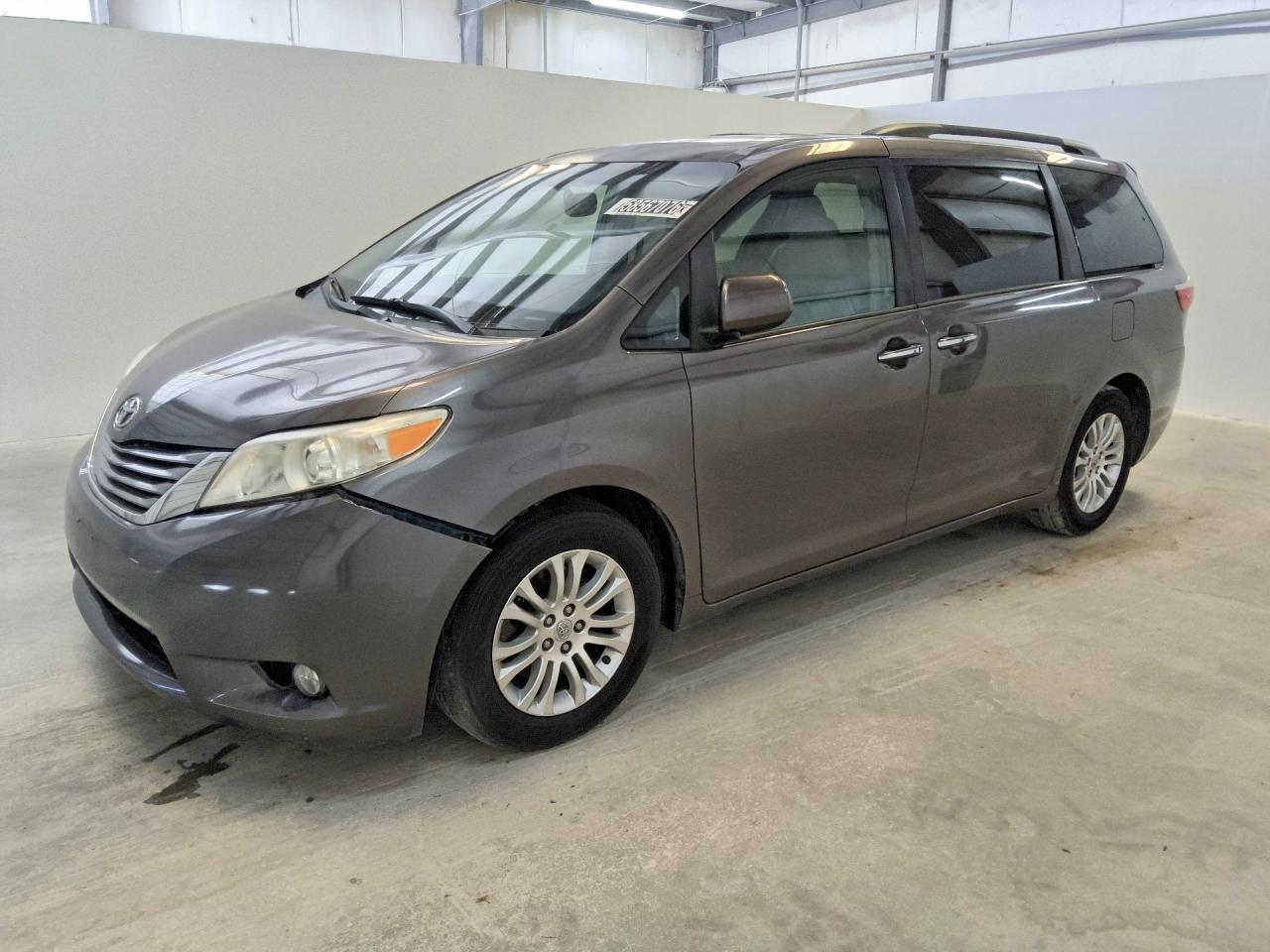 2015 TOYOTA SIENNA XLE PREMIUM 8-PASSENGER