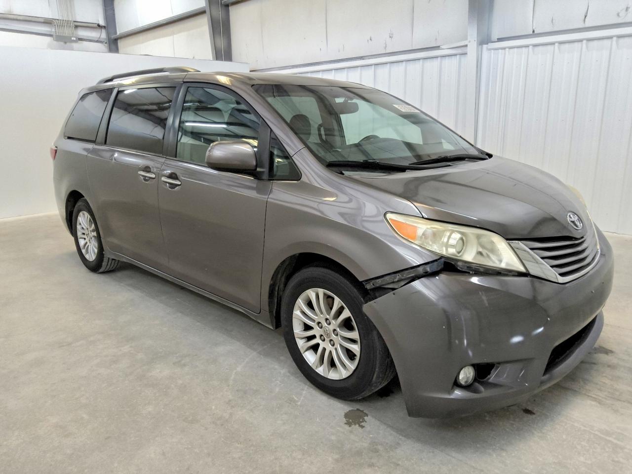 2015 TOYOTA SIENNA XLE PREMIUM 8-PASSENGER — снимка 4