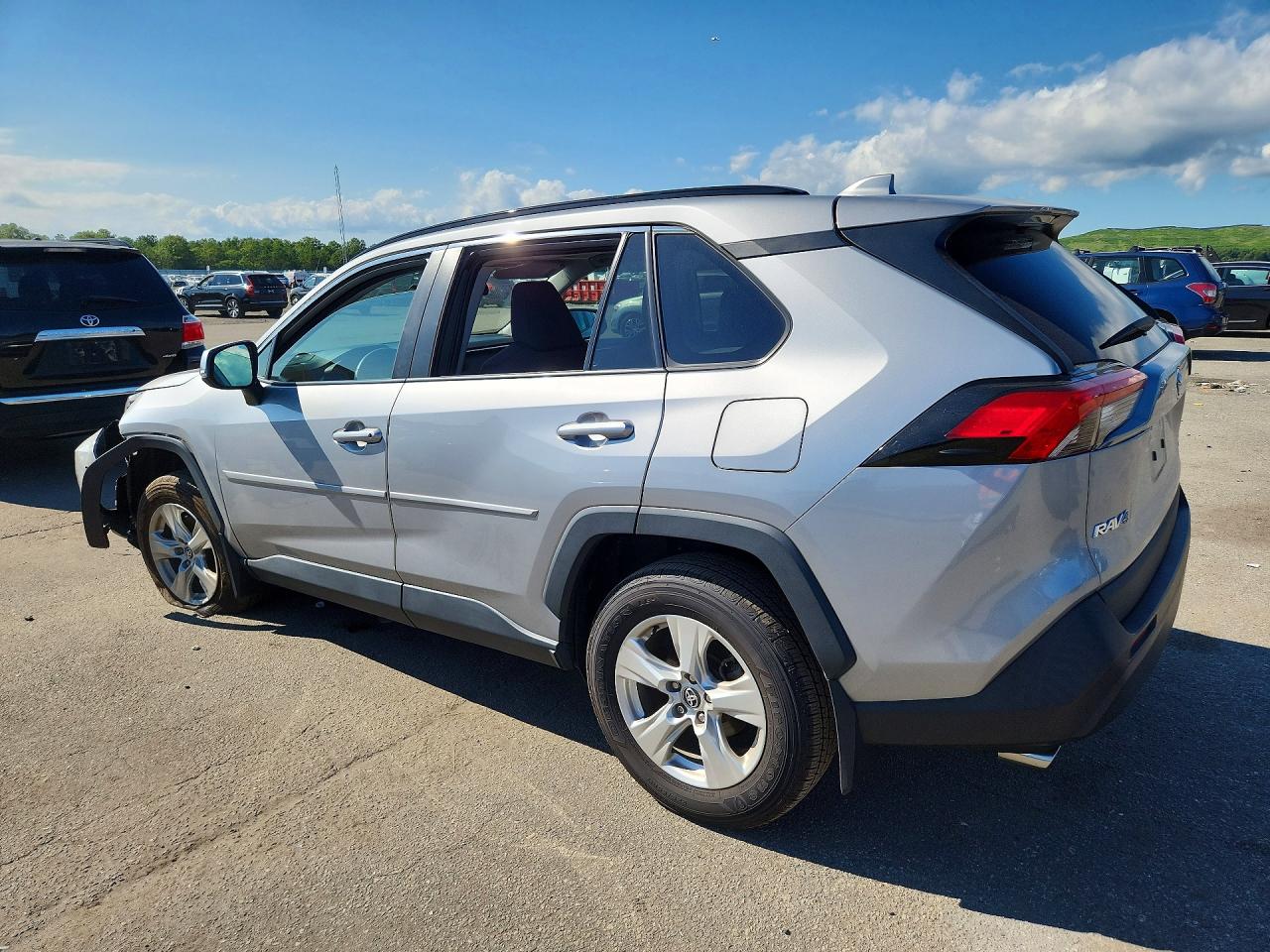 2020 TOYOTA RAV4 XLE — снимка 2