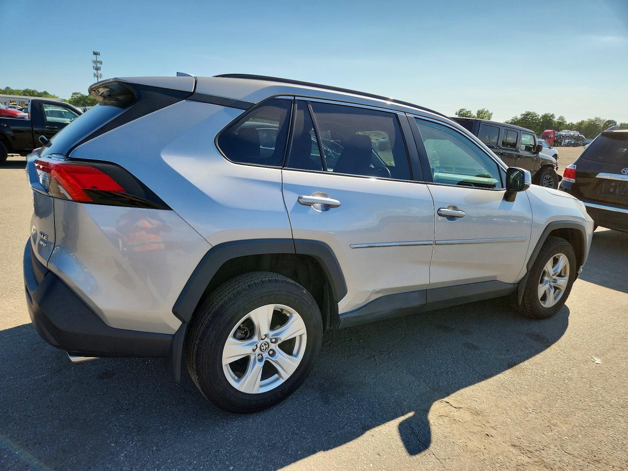 2020 TOYOTA RAV4 XLE — снимка 3