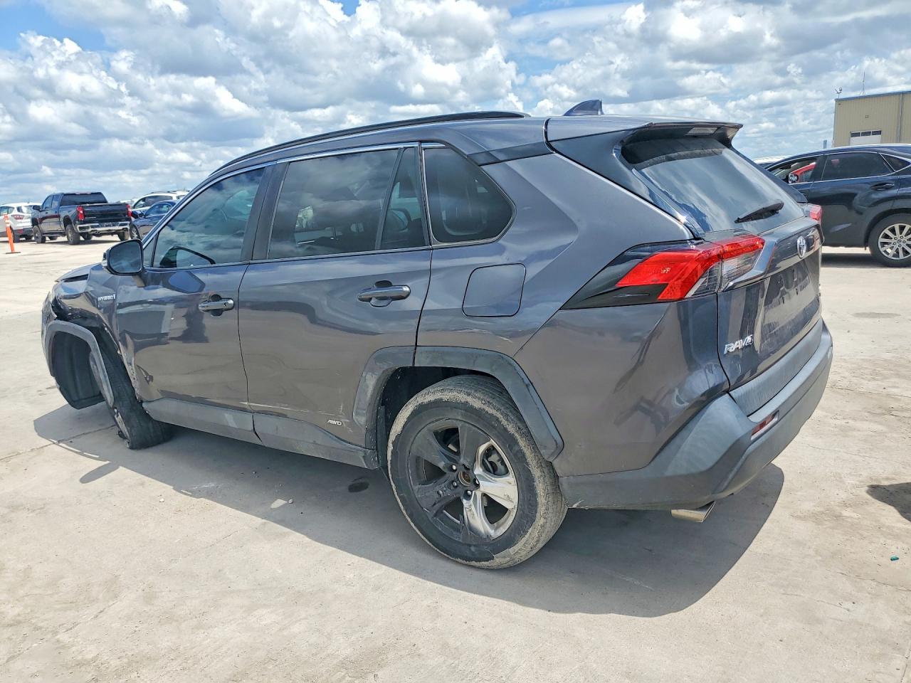 2021 TOYOTA RAV4 HYBRID XLE — снимка 2