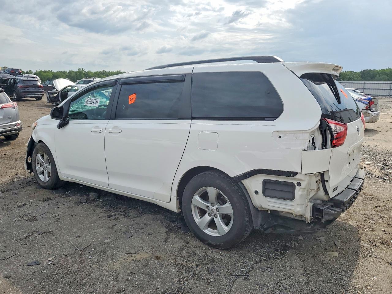 2015 TOYOTA SIENNA LE — снимка 2