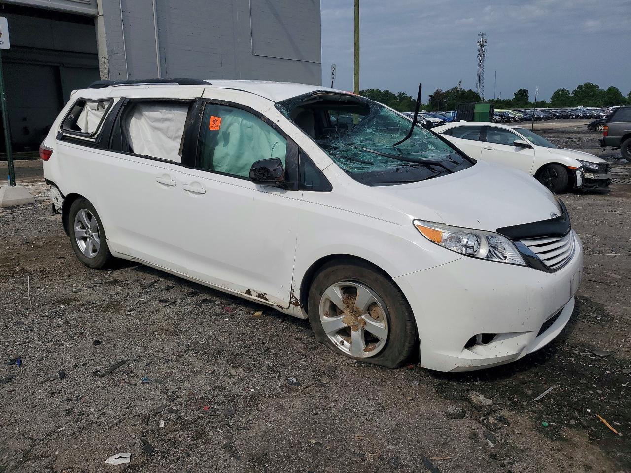 2015 TOYOTA SIENNA LE — снимка 4