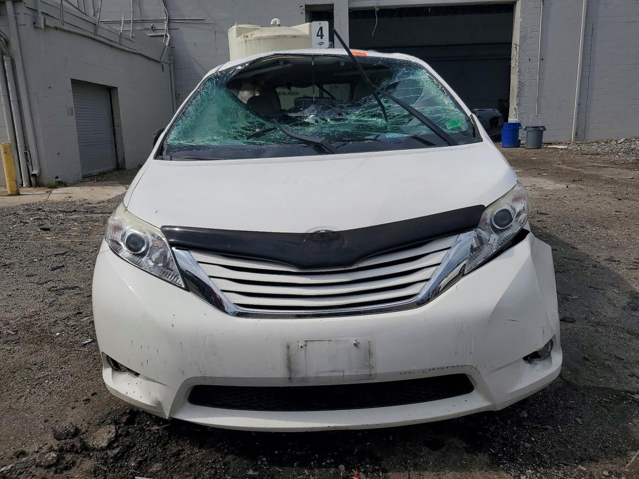 2015 TOYOTA SIENNA LE — снимка 5