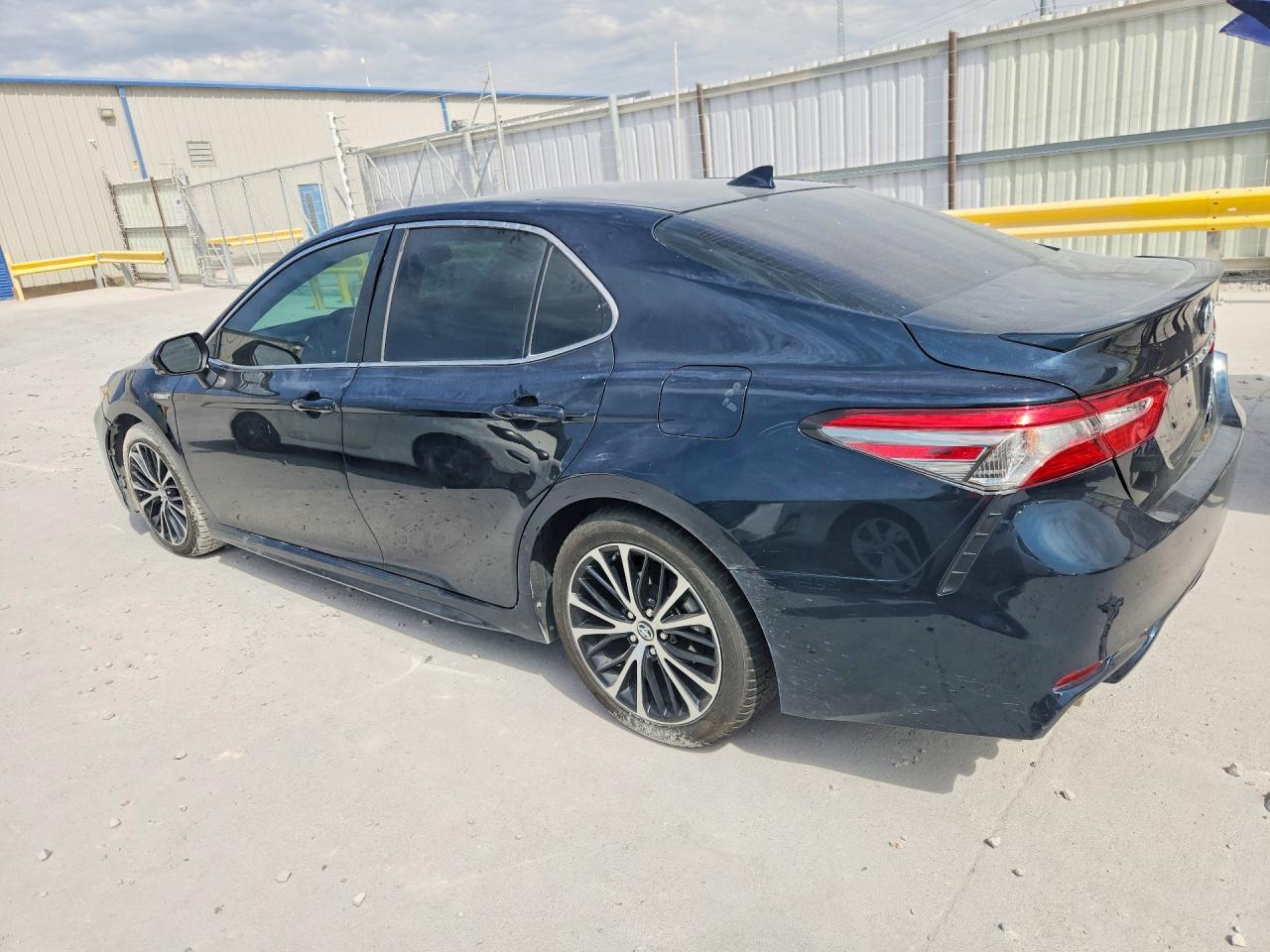2019 TOYOTA CAMRY HYBRID SE — снимка 2