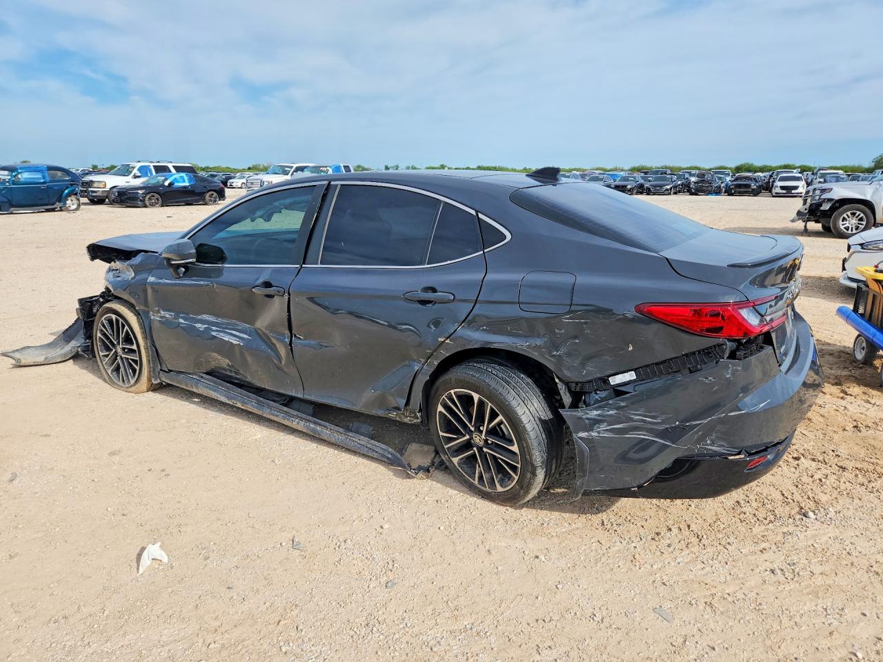 2025 TOYOTA CAMRY XLE — снимка 2