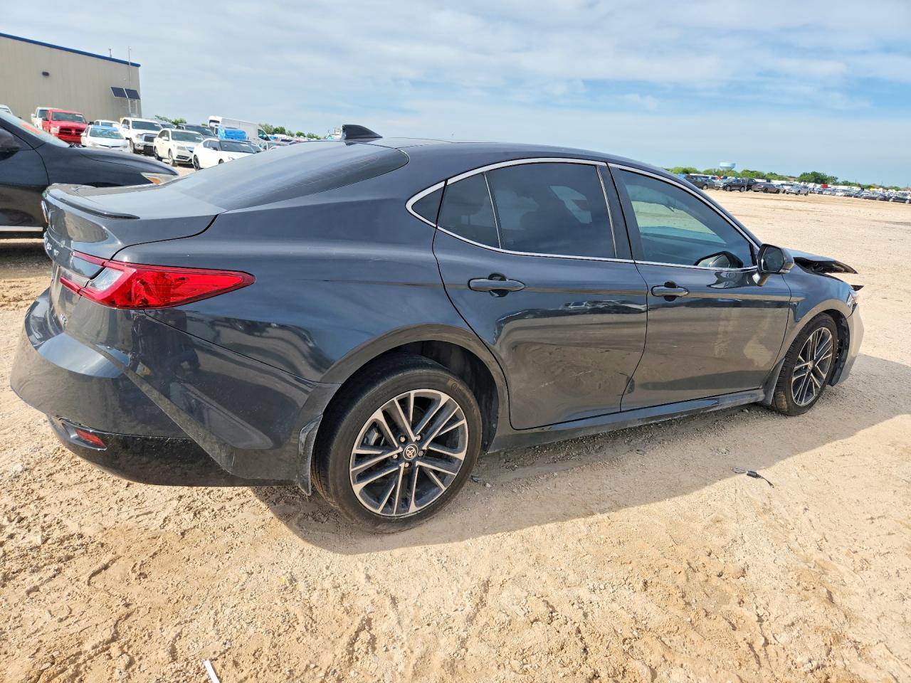 2025 TOYOTA CAMRY XLE — снимка 3