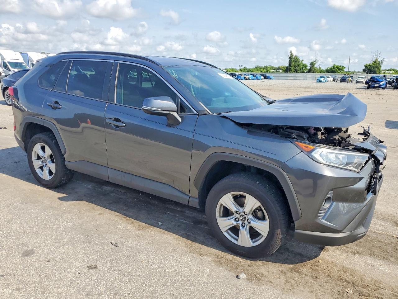 2020 TOYOTA RAV4 XLE — снимка 4