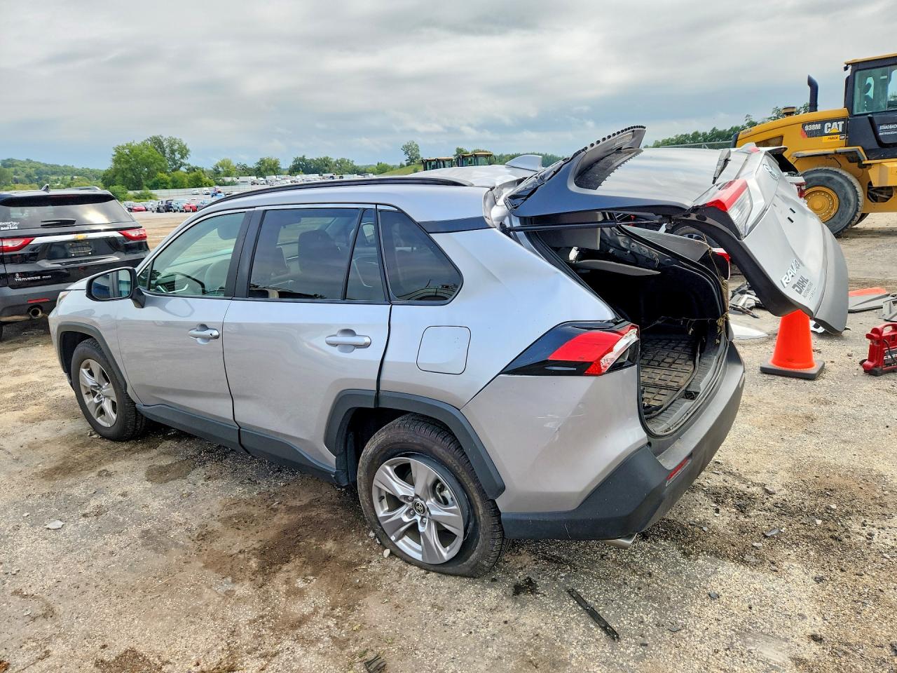 2025 TOYOTA RAV4 XLE — снимка 2