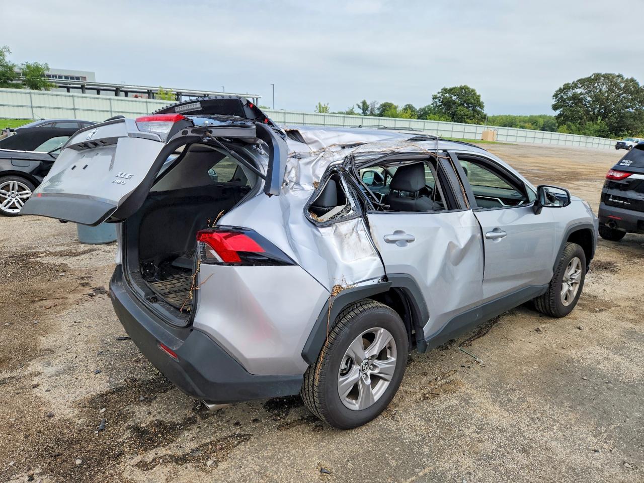 2025 TOYOTA RAV4 XLE — снимка 3