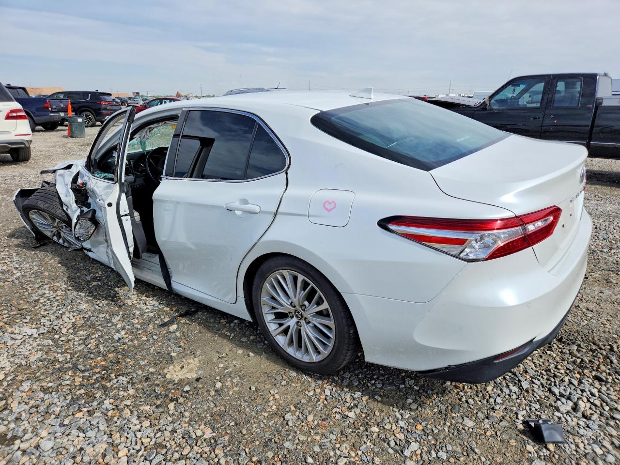 2020 TOYOTA CAMRY XLE — снимка 2