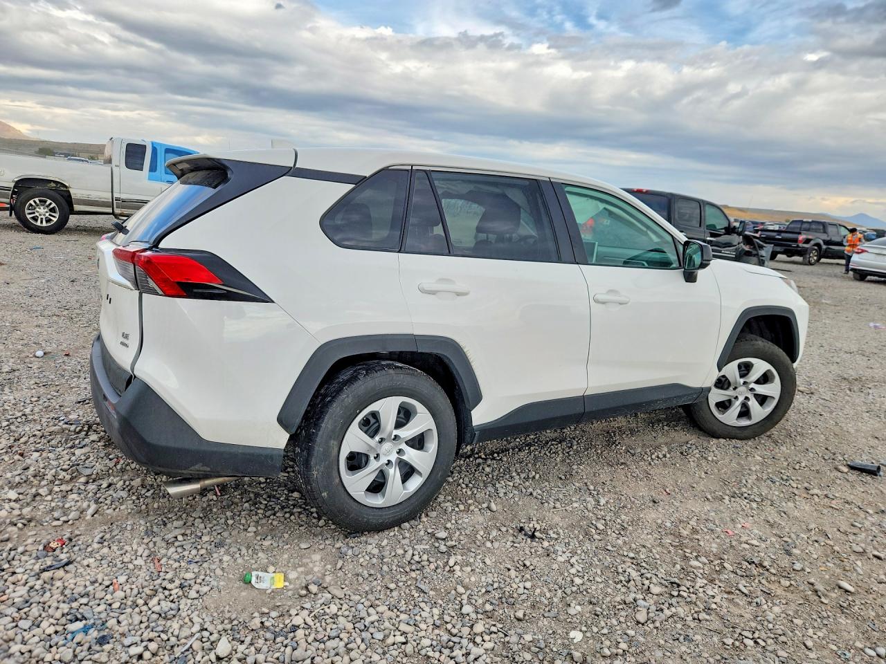 2023 TOYOTA RAV4 LE — снимка 3