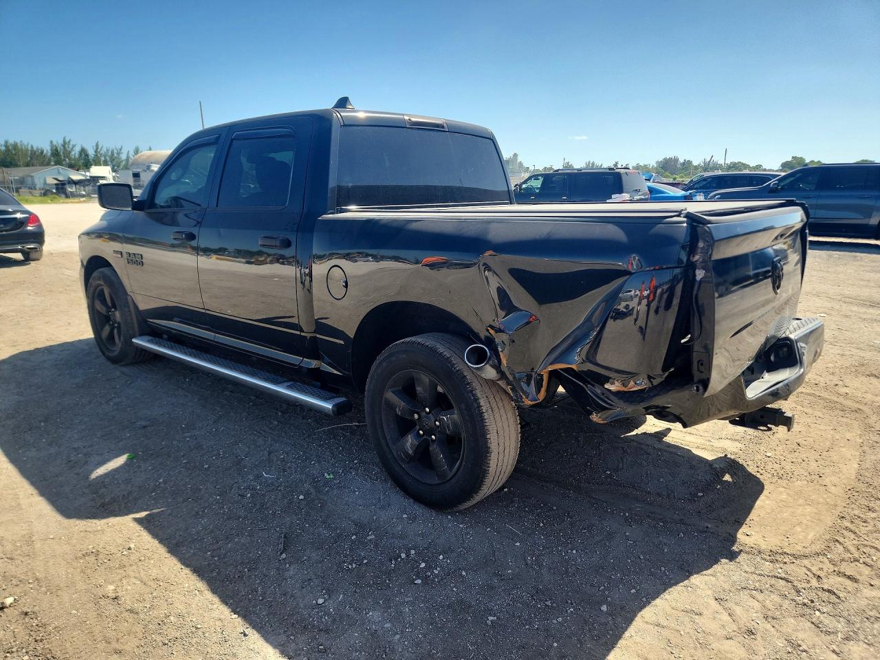 2017 RAM 1500 ST — снимка 2