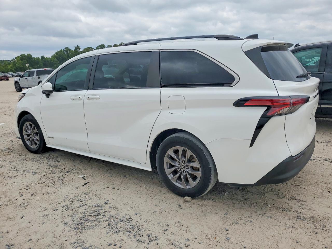 2021 TOYOTA SIENNA LE — снимка 2