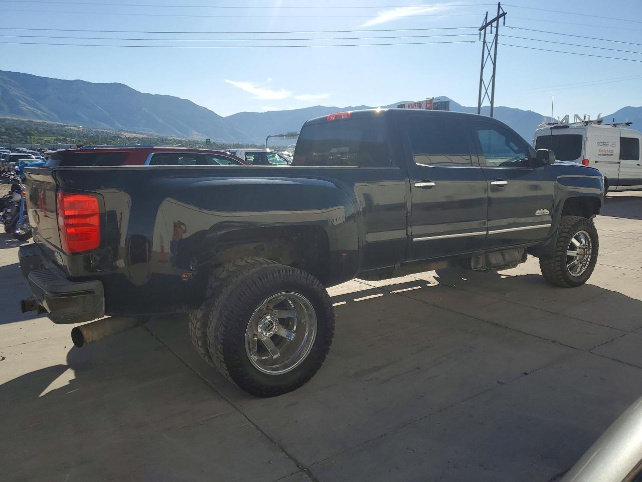 2017 CHEVROLET SILVERADO K3500 HIGH COUNTRY — снимка 3