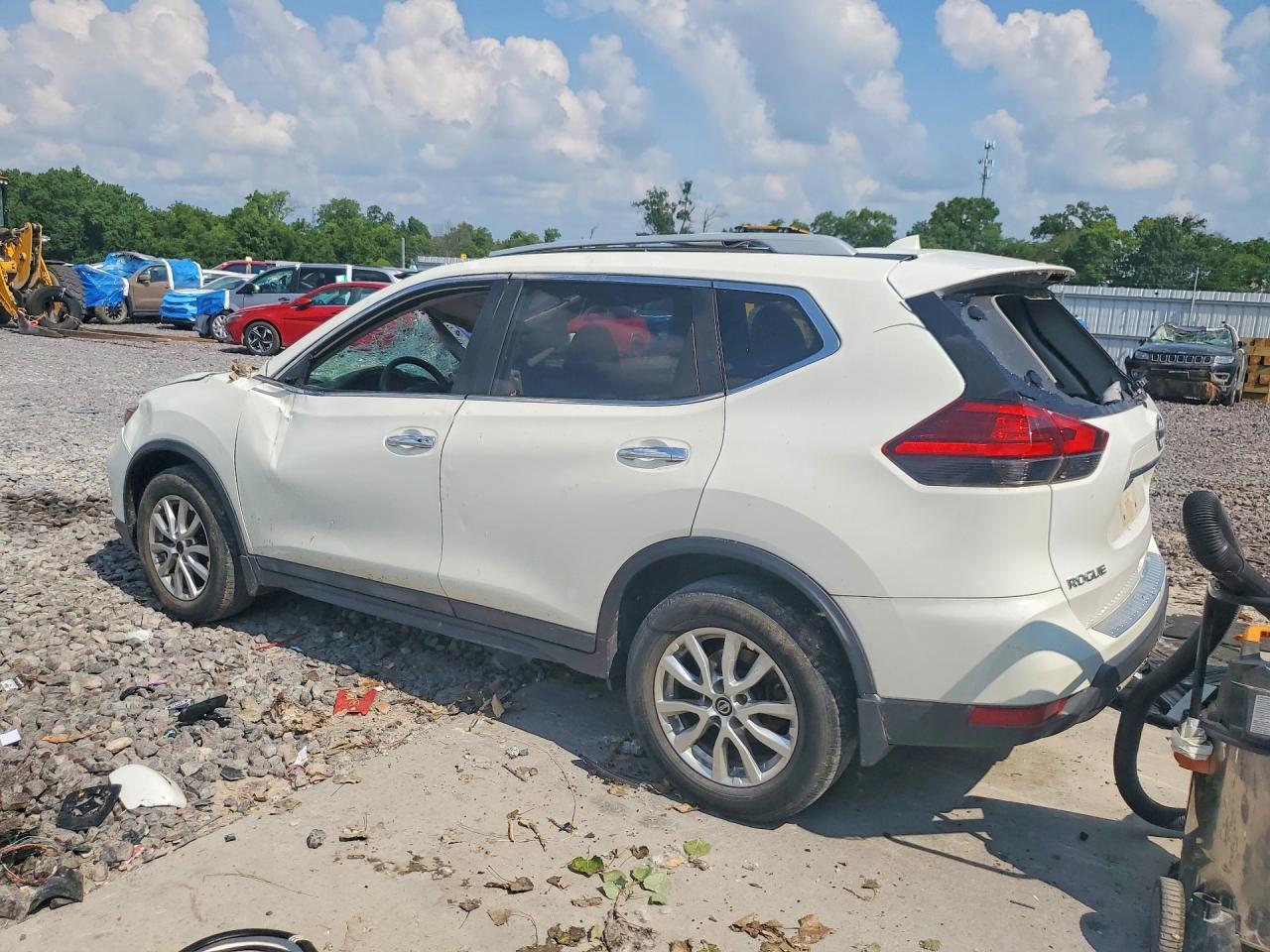 2017 NISSAN ROGUE SV — снимка 2