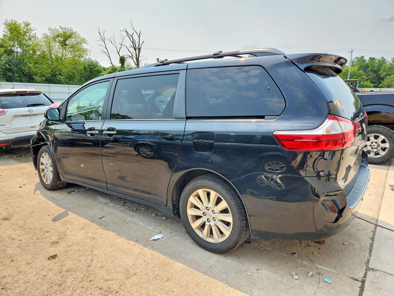 2015 TOYOTA SIENNA XLE 7-PASSENGER — снимка 2