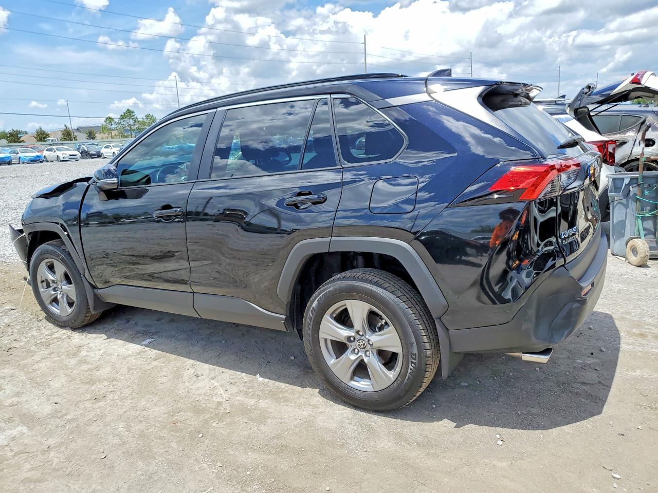 2025 TOYOTA RAV4 XLE — снимка 2