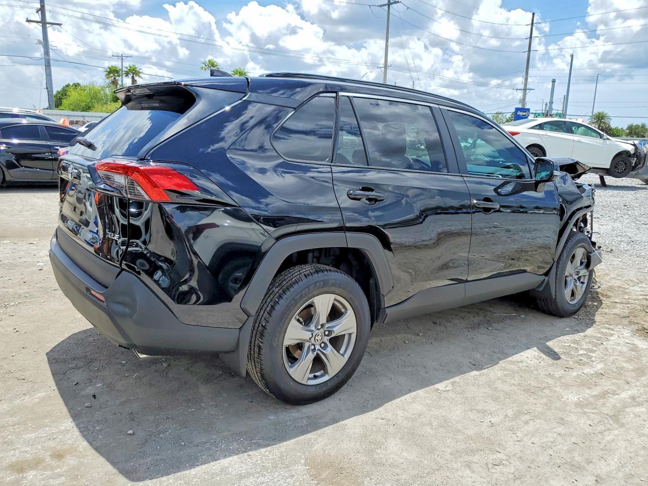2025 TOYOTA RAV4 XLE — снимка 3