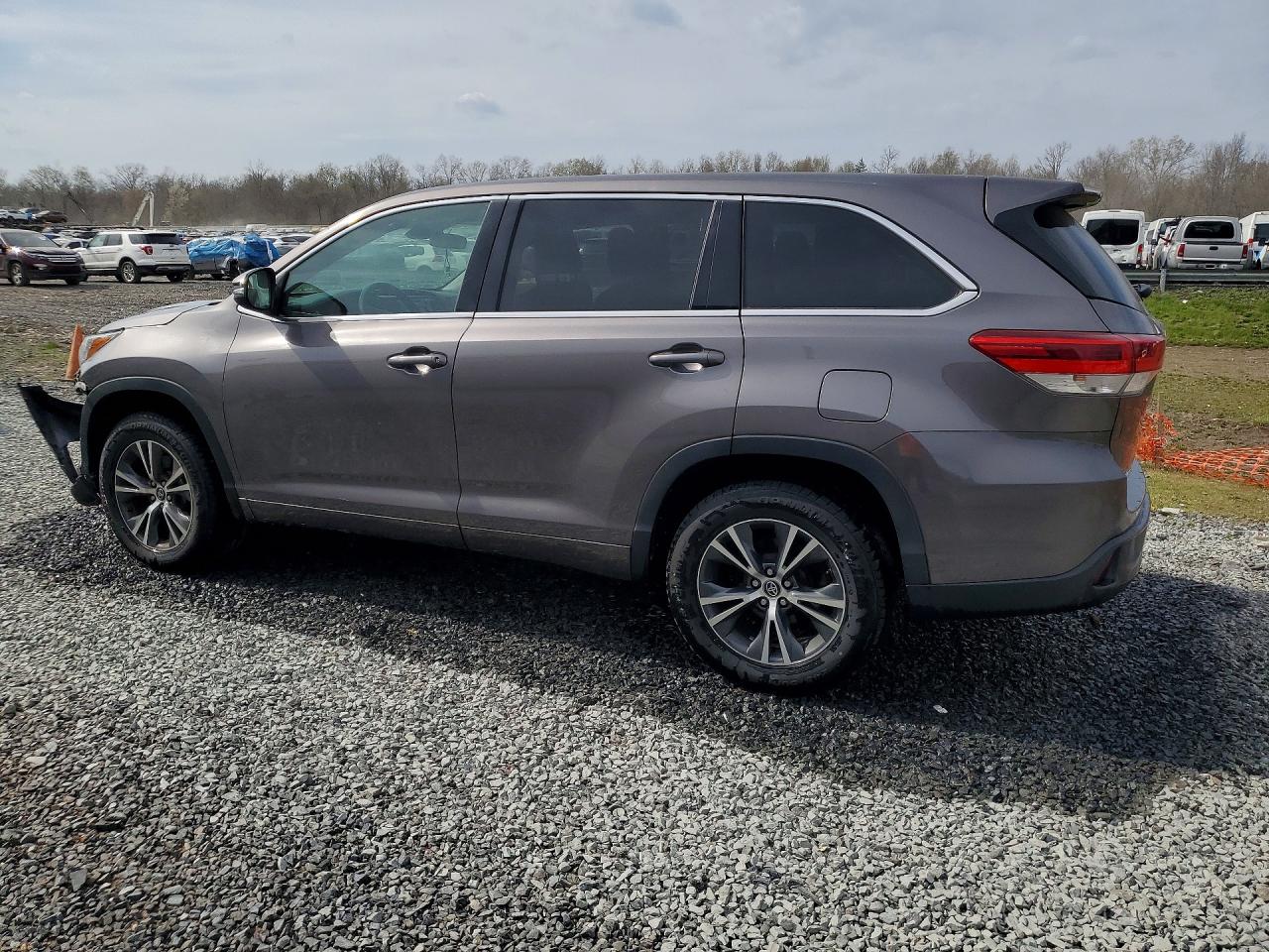 2017 TOYOTA HIGHLANDER LE — снимка 2